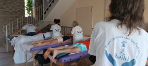 voluntarios dando reiki